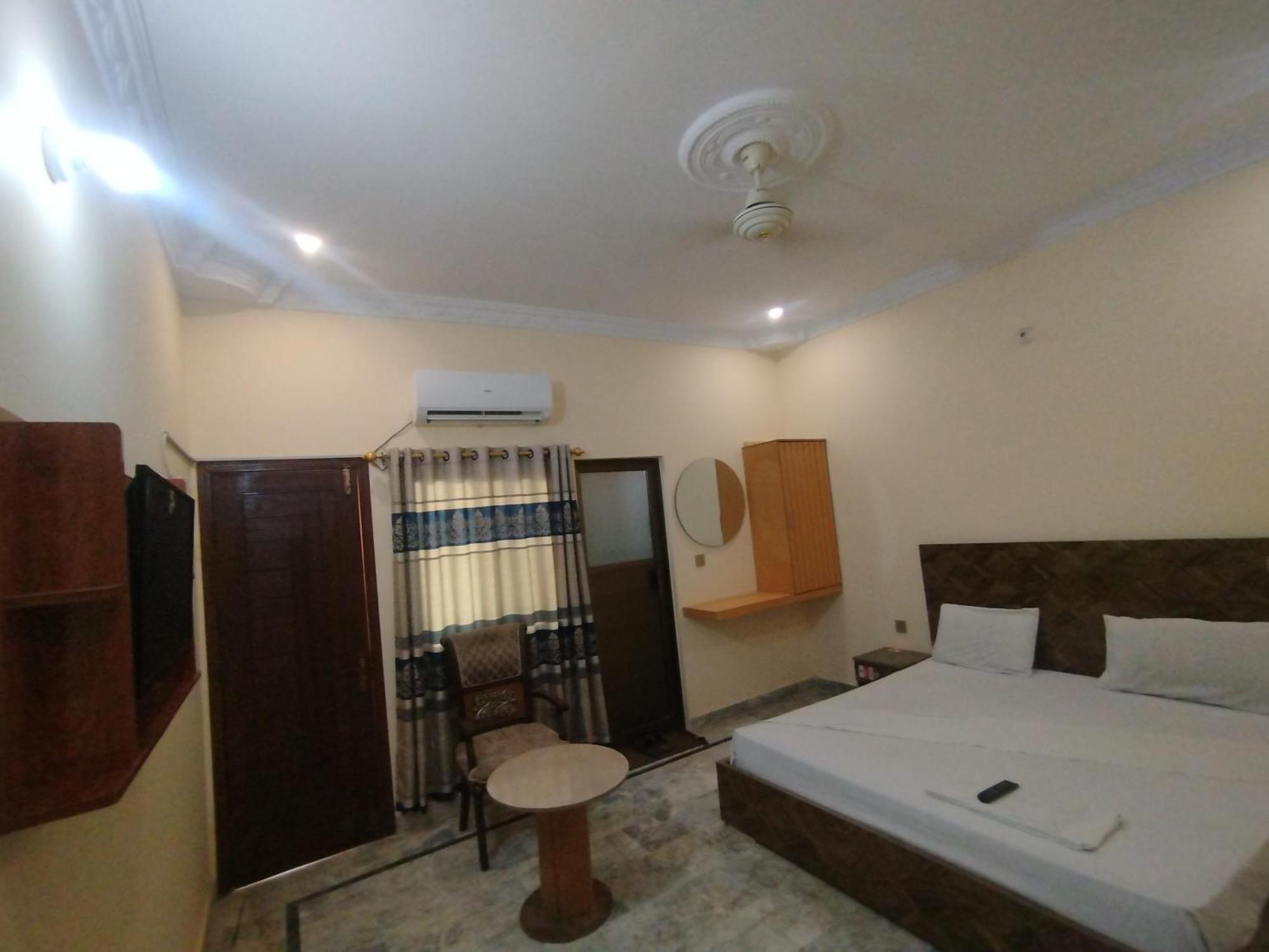 Hotel Crown Plaza, Near Karachi Airport, Darul Sehat Hospital, Dow, Agha Khan And Liaqat Hospital エクステリア 写真